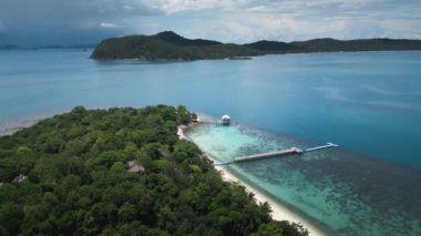 Tropikal ada şehrin telaşından mükemmel bir kaçış. Yukarıdan bakıldığında tropikal adada konfor ve sükunet atmosferine girersiniz. Tropics huzurlu bir kaçış için mükemmel bir ortam sunuyor..