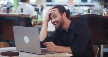 Adam uzaktan iyi yararlarla ya da iş olanaklarıyla çalışıyor. Metni yazan serbest yazar onun esnek programını değiştirebilir. Samimi bir kafede oturup monitöre bakmak iyi iş fırsatları yaratıyor..