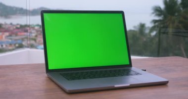 Şehrin arka planına ve vahşi doğaya karşı krom anahtarı olan açık bir laptop var. Laptop iş akışının veya yaratıcılığın ayrılmaz bir parçası haline geldi. Laptop konsepti size her yerde yaratma özgürlüğü verir.