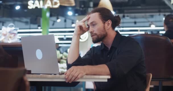 Uomo Barbuto Camicia Guardando Schermo Del Computer Sviluppare Strategie Marketing — Video Stock