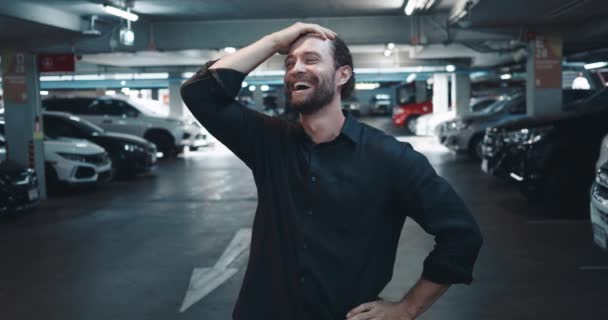 Guy Dans Stationnement Éprouve Des Émotions Heureuses Réunion Tant Attendue — Video