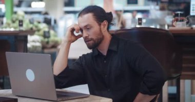 İş güvensizliği çalışanları şirketteki gelecekteki işleri hakkında endişeliler. Dizüstü bilgisayara bakan adamın müşteri ve iş bulma sorunu var. Bilgisayarda oturup iş arayan sinirli bir adam.