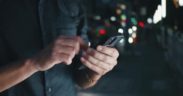 Närbild Manliga Händer Rulla Bläddra Sociala Nätverk Smartphone Bakgrund Ljus — Stockvideo