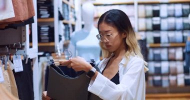 Stilist müşteri için butikten kıyafet seçer. Mağazalar her zevke uygun farklı kıyafet seçimleri sunar. Her giysinin profesyonel seçimi kilit bireysel tarzdır.