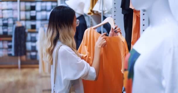Asyalı Kadın Elbise Almak Için Alışverişe Geldi Kadınlar Detaylara Dikkat — Stok video