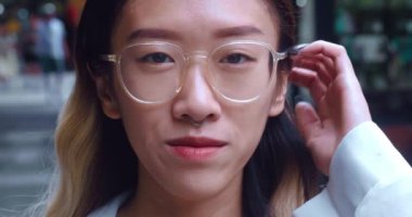 Gözlük takan kişi azim ve güvenin simgesidir. Gözlüklü Asyalı kadının kendine güveni çerçeveyi kuvvetle doldurur. Gözlüklü kadın dikkat çeker, güç ve stili somutlaştırır.