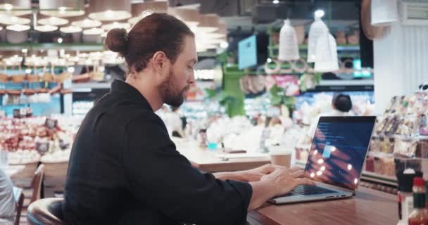 Şehir Kafesinde Dizüstü Bilgisayarda Çalışan Bir Programcı Bir Kafe Blockchain — Stok video