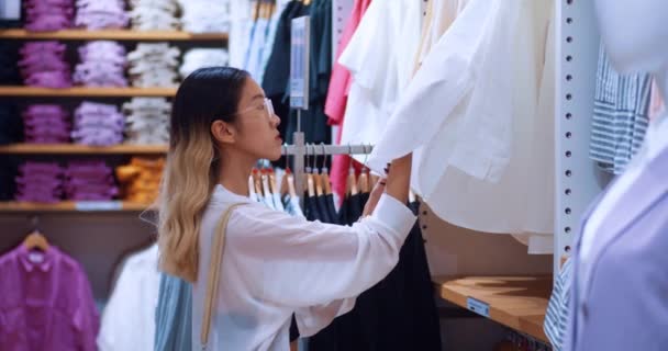 Stylist Cuidadosamente Seleciona Camisa Branca Loja Destacando Estilo Individual Escolha — Vídeo de Stock