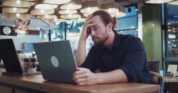 Smutny Człowiek Laptopie Próbuje Rozwiązać Problem Siedząc Przy Współpracownikach Stres — Wideo stockowe