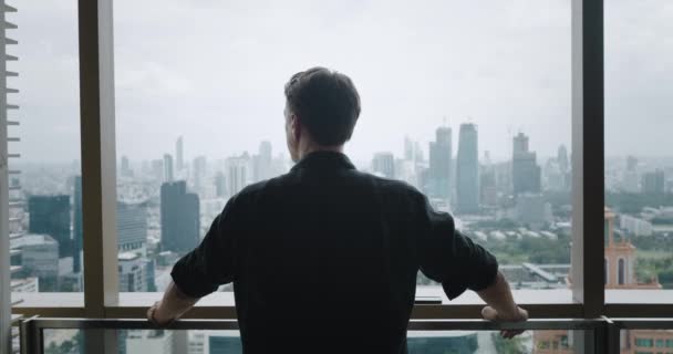 Επιστροφή Άποψη Επιχειρηματίας Ουρανοξύστη Κοιτάζοντας Μεγάλη Πόλη Όνειρα Των Επιχειρηματικών — Αρχείο Βίντεο