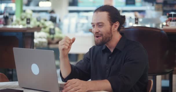 Biznesmen Siedzący Przy Laptopie Mówi Tak Pomyślnemu Startowi Podekscytowany Facet — Wideo stockowe