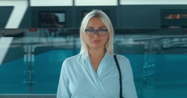 Portre, metrodaki kadın, hareket eden tren. Milenyum tarzı şık sarışın kadın kendine güvenen yüzsüz bir ifadeyle kameraya bakar. Trenin hareket etmesine karşı metroda kendine güveni tam başarılı bir iş kadını