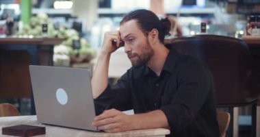 İnternet ya da sosyal platformlar aracılığıyla başkalarıyla iletişim kurma sorunları ya da olumsuz deneyimler. Adam bir kafede bilgisayarda oturuyor ve arkadaşlık sitesi konsepti problemlerini parşömenlere döküyor..
