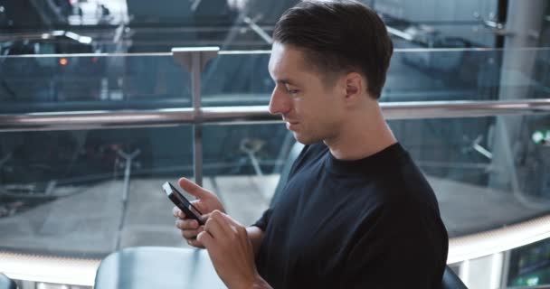 Havaalanı Terminalinde Kontrol Için Cep Telefonu Kullanan Bir Adam Yaşlarda — Stok video