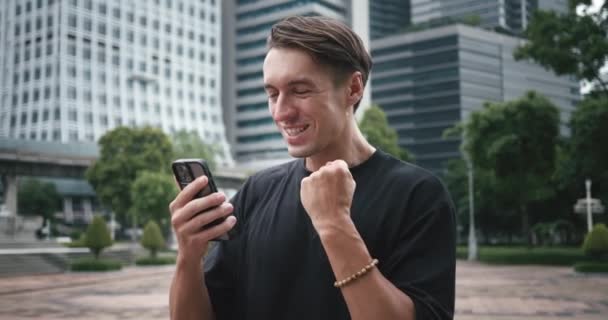 Freudige Millennial Mann Glücklich Erhalten Große Gute Nachrichten Auf Dem — Stockvideo
