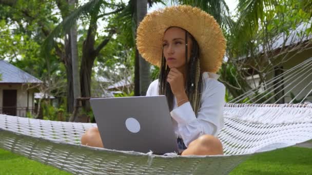 Cyfrowy Nomad Kobiety Słomkowym Kapeluszu Używa Laptopa Pracy Online Relaksując — Wideo stockowe