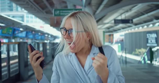 Telefonu Kullanan Etkileyici Duygusal Kadın Gözlerini Açan Kadın Şaşkınlıkla Haykırıyor — Stok video
