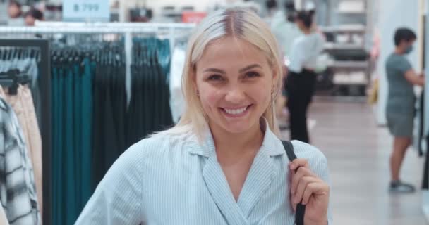 Portrait Femme Souriant Dans Magasin Vêtements Regardant Caméra Bonne Cliente — Video