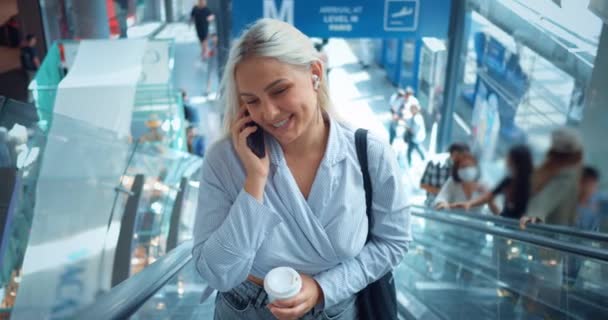 Žena Eskalátoru Telefonem Mluví Telefonu Cestující Obchodnice Sestupující Eskalátoru Přijíždějící — Stock video