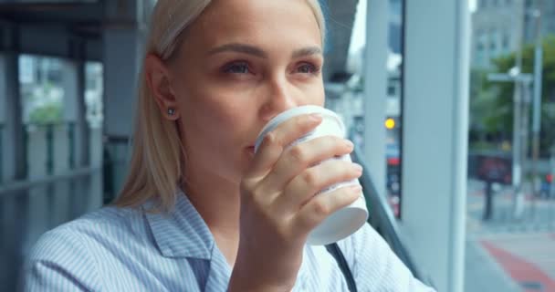 Kobieta Pijąca Kawę Portrecie Bliska Młoda Blondynka Ciesząca Się Kawą — Wideo stockowe