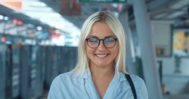 Portret Van Een Lachende Vrouw Metro Gelukkig Tevreden Blij Mooi — Stockvideo