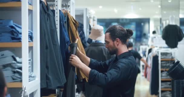 Молодой Человек Бородой Рассматривает Стильные Куртки Люди Выбирают Одежду Обновить — стоковое видео