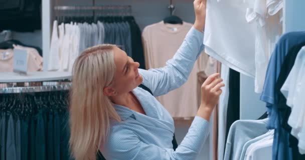 女人在时装店里购物 快乐的微笑的兴奋的女人在寻找高档的服装 以表达独特的风格探索最佳的设计建议 假期快乐购物日 — 图库视频影像