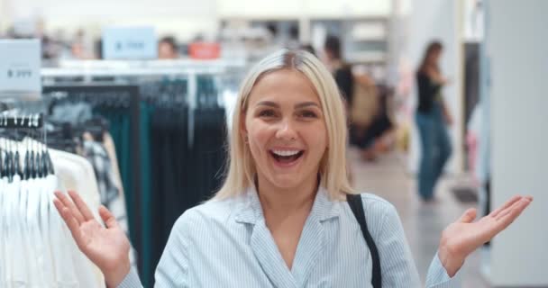 Porträt Einer Frau Beim Händeklatschen Einem Bekleidungsgeschäft Glücklich Lächelnd Überraschte — Stockvideo
