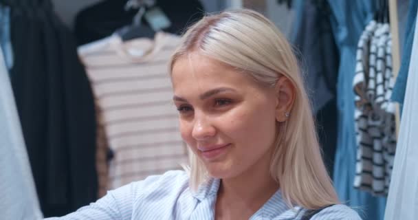 Femme Faisant Shopping Dans Une Boutique Vêtements Gros Plan Portrait — Video
