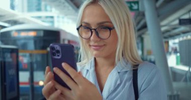 Metroda telefon kullanan bir kadın. Kafkasyalı genç iş kadını şehir haritasına bakıyor internette arama yapıyor sosyal medyada haberleri okuyor online uygulamalarla taksi çağırıyor.