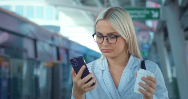 Zakenvrouw Met Behulp Van Smartphone Metro Vrouw Met Kopje Koffie — Stockvideo