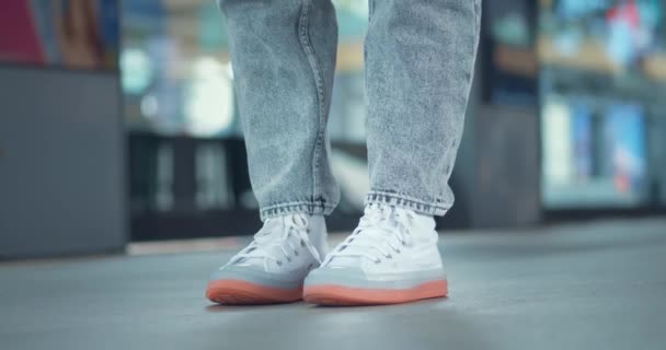 Voeten Sneakers Straat Benen Van Persoon Grijze Jeans Witte Sneakers — Stockvideo