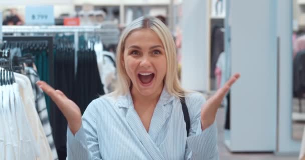 Portré Ruhaboltban Vásárol Nevetve Elégedett Boldog Meglepett Lelkes Érzelmileg Boldog — Stock videók