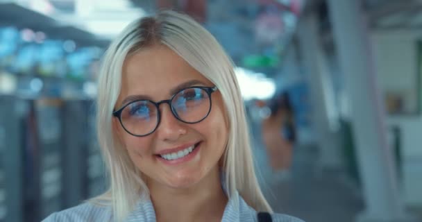 Portret Uśmiechniętej Kobiety Metrze Twarz Szczęśliwej Uśmiechniętej Odnoszącej Sukcesy Biznesmenki — Wideo stockowe