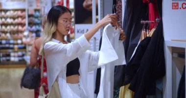 Alışveriş, kadınlar için yaşam tarzına ve boş zamanlara dönüşüyor. Bir kadın hayattaki günlük işlerine ara vermek için bir şeyler seçer ve dener. Depoya gitmek sadece bir aktivite değil, aynı zamanda bir yaşam biçimidir.