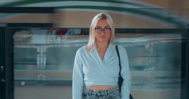 Portre Metrodaki Kadın Hareket Eden Tren Metro Metro Istasyonunda Hareket — Stok video