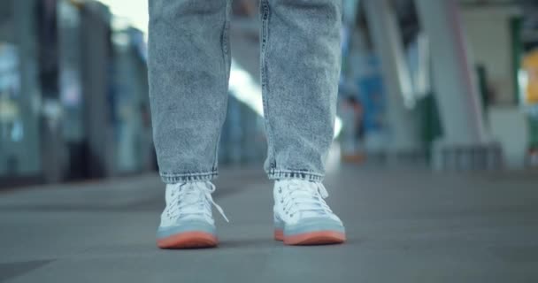 Ayaklar Spor Ayakkabılarda Metro Platformunda Duruyor Tanınmayan Insan Bacakları Gri — Stok video