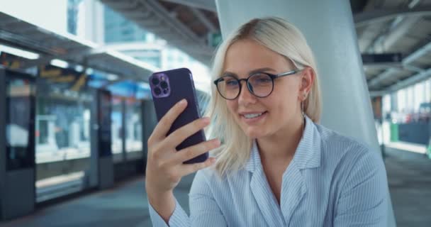 Femeie Care Folosește Smartphone Așteptare Stația Metrou Portret Femeia Care — Videoclip de stoc