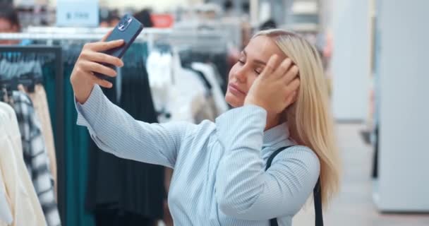 셀카를 가게에서 쇼핑몰에서 부티크 여자는 사진을 비디오를 촬영합니다 블로거는 가입자를위한 — 비디오