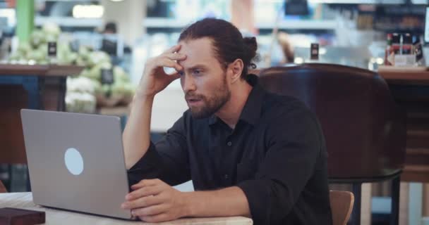 工作倦怠的男性自由职业者会感觉到长期的衰弱性压力 这种压力可能来自于在笔记本电脑超负荷和疲劳的情况下工作 专心致志的人对尚未解决的问题感到沮丧 — 图库视频影像
