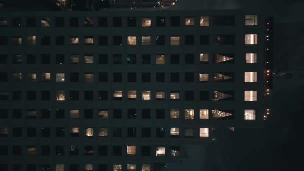Pionowe Wideo Kamera Filmuje Nowoczesny Budynek Mieszkalny Nocnej Metropolii Nowoczesne — Wideo stockowe