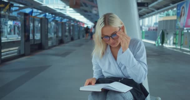 Mujer Leyendo Libro Estación Metro Millennial Enfocado Mujer Seria Lee — Vídeos de Stock
