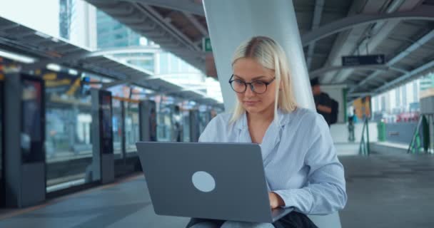 Mujer Usando Laptop Estación Metro Plataforma Metro Moderna Mujer Urbana — Vídeos de Stock