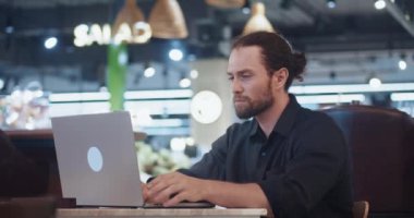 İşyeri stresi. İş etkinliklerinden kaynaklanan psikolojik ve duygusal stres. Sakallı adam ya da lider laptop ekranına bakar ve iş yerinde stres hissederek başını tutar. Teslim tarihlerine uyulmuyor