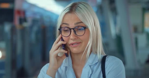 Porträtt Kvinna Som Pratar Telefon Tunnelbanan Leende Skrattande Kvinna Talar — Stockvideo