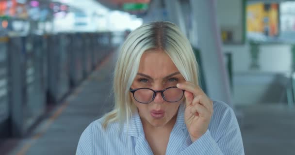 Frau Senkt Vor Fassungslosigkeit Und Unverständnis Die Brille Expressive Reaktion — Stockvideo