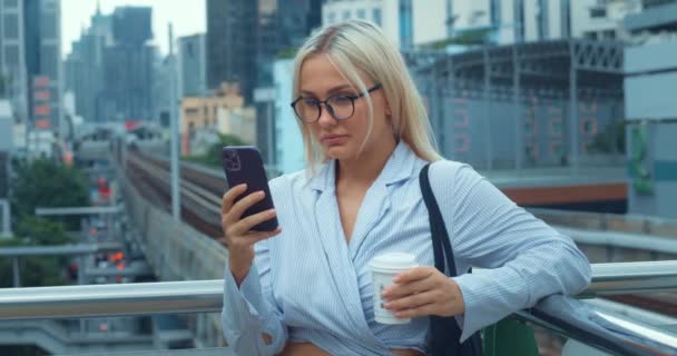 Vellykket Forretningskvinne Som Bruker Smarttelefon Byens Gate Stilig Fasjonabel Selvsikker – stockvideo