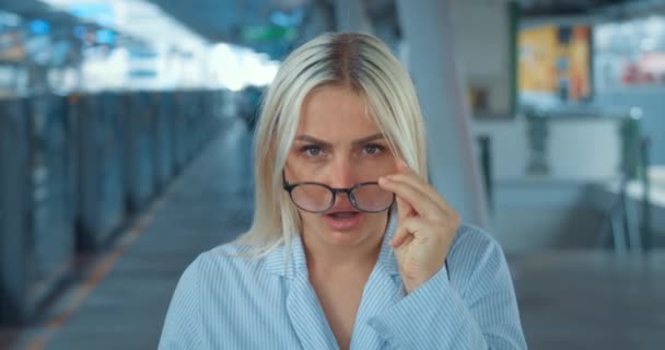 Mulher Chocada Tira Óculos Cobre Boca Com Mão Expressivo Emocional — Vídeo de Stock