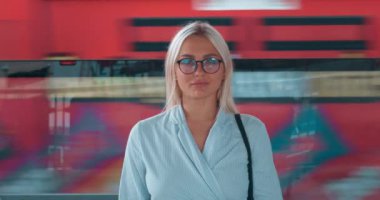 Portre, metrodaki kadın, hareket eden tren. Gülümseyen kız öğrenci, hareket halindeki trene karşı kameraya utanarak bakıyor. Şehir yaşamına ait toplu taşıma kavramı metro trenleriyle şehirde dolaşıyor.