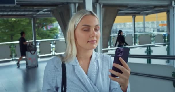 Uma Mulher Atravessar Ponte Usando Telefone Jovem Sorrindo Olhando Para — Vídeo de Stock